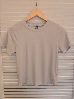 Vuori Short Sleeve Tee in Light Gray